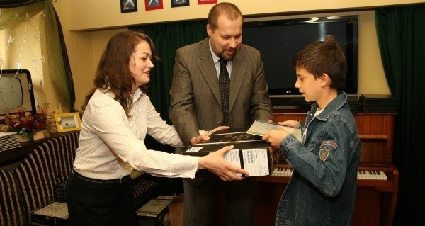 13-letni Mateusz Wagner odbiera nagrodę w kategorii autorów prywatnych. Na zdjęciu obok Kamila Wójt i redaktor naczelny nto Krzysztof Zyzik.