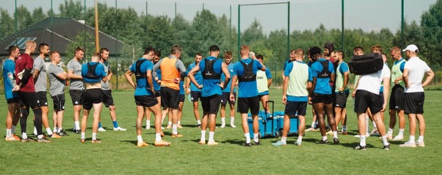 Na zgrupowaniu w Woli Chorzelowskiej trenowało trzech nowych piłkarzy Stali. W tym tygodniu dołączy do nich Sebastien Thill