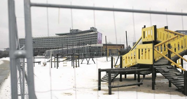 Metalowe ogrodzenie i niszczejący pawilon restauracyjny. Tak dziś wygląda Plaża Kraków na Bulwarach Wiślanych