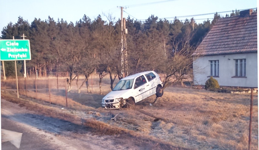 Stryszek (powiat bydgoski). Samochód wypadł z drogi i zatrzymał się na drzewie