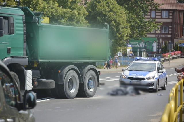W poniedziałek po godzinie 13.00 w Lipnie doszło do śmiertelnego wypadku. Na ulicy 3 maja samochód ciężarowy potrącił kobietę. SZCZEGÓŁY WYPADKU - TUTAJ***Zobacz także materiał wideo: Wypadek w Konstantynowie w powiecie aleksandrowskim