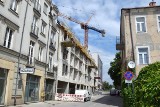 Ulica Kozia w centrum Kielc zmienia się nie do poznania. Nowy apartamentowiec już stoi. Zobaczcie zdjęcia