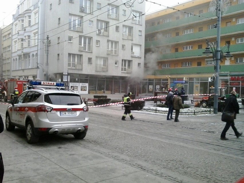 Pożar wybuchł w piwnicy salonu przy skrzyżowaniu ul....