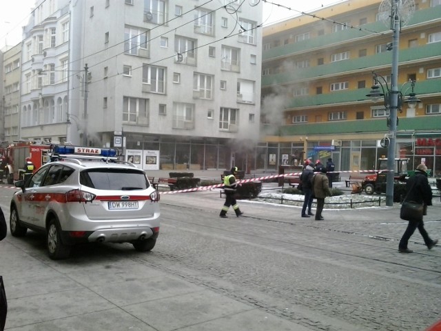 Pożar wybuchł w piwnicy salonu przy skrzyżowaniu ul. Szewskiej i Wita Stwosza