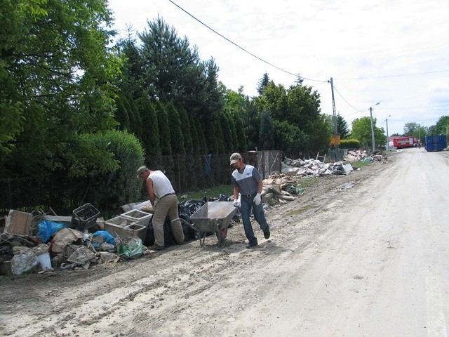 Mimo zamieszania nadal wywożone są odpady popowodziowe z terenu tarnobrzeskich osiedli, które dotknęła powódź. Na zdjęciu sprzątanie na osiedlu Wielowieś.