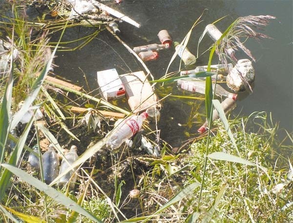 Na rzece przez zalegające śmieci pojawiły się kilometrowe zatory.