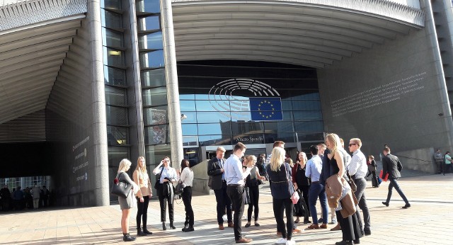 Przed wejściem do Parlamentu Europejskiego (w części Altiero Spinelli building) często widać grupy młodych ludzi, którzy przybyli, by zwiedzić PE