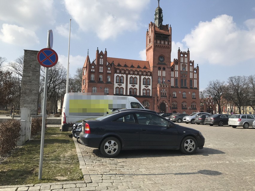 Pułapka na kierowców na Placu Zwycięstwa w Słupsku działa. Strażnicy miejscy sypią mandatami