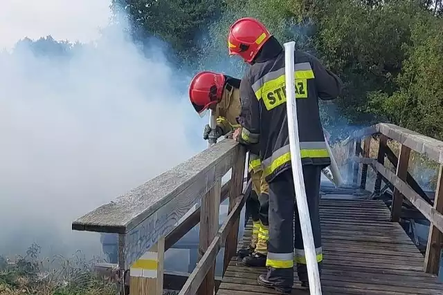 Pożar drewnianego mostku na drodze rowerowej R10 między miejscowościami Kluki - Skórzyno