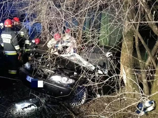  Do groźnie wyglądającego wypadku doszło nocą z piątku na sobotę w Mąchocicach Kapitulnych w powiecie kieleckim. Kierowcę uwięzionego w rozbitym BMW uwalniali strażacy. ZOBACZ NA KOLEJNYCH SLAJDACH>>>Było krótko przed godziną 23.30, a drogą od Wilkowa w kierunku Leszczyn jechało BMW prowadzone przez trzeźwego 20-latka. Pasażerami byli 19-latka oraz dwaj rówieśnicy kierowcy.- Najprawdopodobniej w wyniku niedostosowania prędkości do warunków, prowadzący na łuku drogi stracił panowanie nad autem – opisywał aspirant Artur Majchrzak z zespołu prasowego Komendy Wojewódzkiej Policji w Kielcach.BMW uderzyło w barierę ochronną a potem w drzewo. Na ratunek ruszyło pięć strażackich zastępów.- Okazało się, że samochód z czterema osobami dachował. Pasażerowie wydostali się z auta o własnych siłach. Kierowca był uwięziony w rozbitym samochodzie. Strażacy użyli sprzętu hydraulicznego, by go uwolnić – uzupełniał młodszy brygadier Mariusz Góra, zastępca komendanta miejskiego kieleckiej straży pożarnej.Do szpitala na badania trafiła cała czwórka uczestników wypadku. Jak informowali policjanci, obrażenia nie zagrażały życiu poszkodowanych.