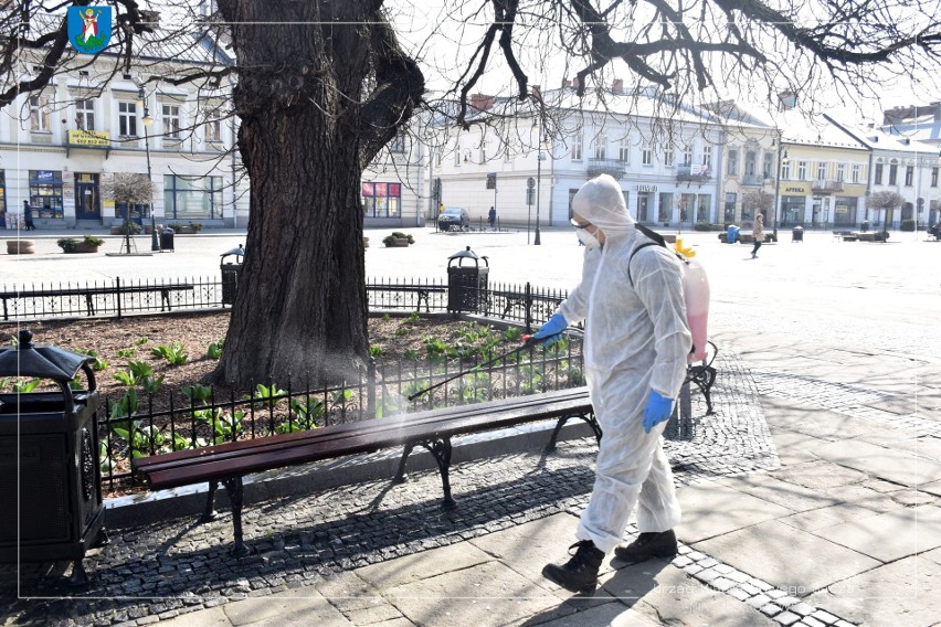 Koronawirus Nowy Sącz. Trwa dezynfekcja przystanków i miejsc ogólnodostępnych [ZDJĘCIA]