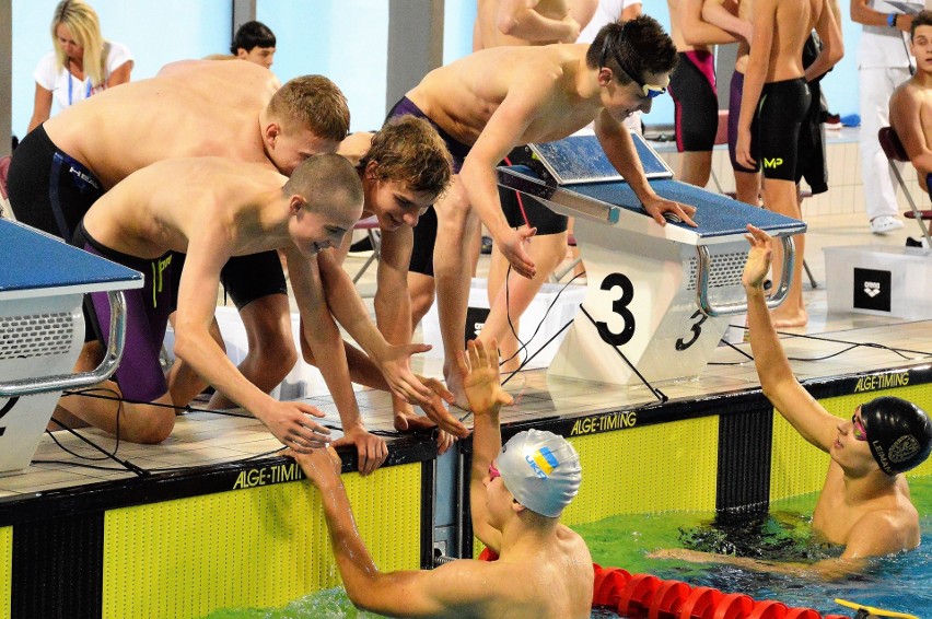 Pływanie. Czternaście medali Unii Oświęcim w mistrzostwach Polski juniorów 15-letnich. Do kraula trzeba dwojga [ZDJĘCIA]