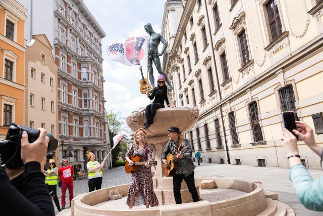 - Szpada jest bronią, a my w jej miejsce wkładamy w dłoń Szermierza gitarę - mówi Leszek Cichoński o happeningu pod Uniwersytetem Wrocławskim.