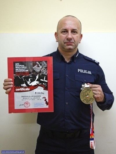 Naczelnik Sztabu Policji z Legnicy - podinsp. Przemysław Kozioł, wywalczył tytuł mistrzowski w dwuboju siłowym: wyciskaniu sztangi i martwym ciągu.