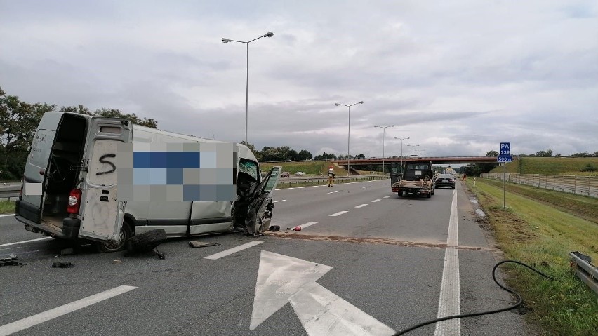 Wypadek na A4 na wysokości Prószkowa. Samochód dostawczy zderzył się z ciężarówką