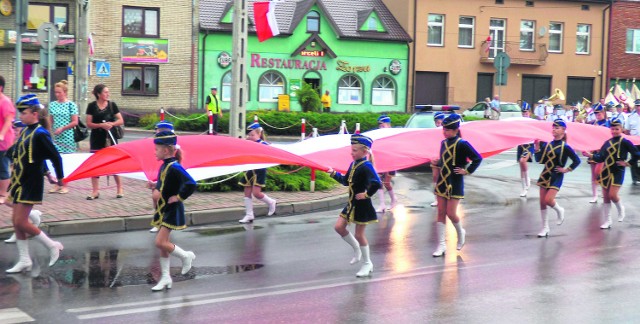 Nasza "biało-czerwona&#8221;... Ponad 20-metrowej długości flagę podczas uroczystego przemarszu przez miasto niosły skalbmierskie mażoretki - czternaście dziewcząt w błękitnych mundurkach.