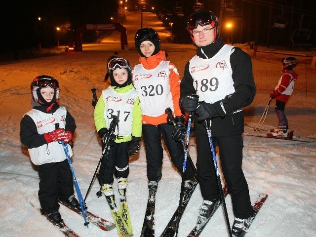 W kieleckich eliminacjach do finału XVIII Mistrzostw Polski w Narciarstwie i Snowboardzie "Family Cup 2013" wzięła udział rodzina państwa Jopkiewiczów: od lewej Oskar, Daria, Sylwia i Tomek.