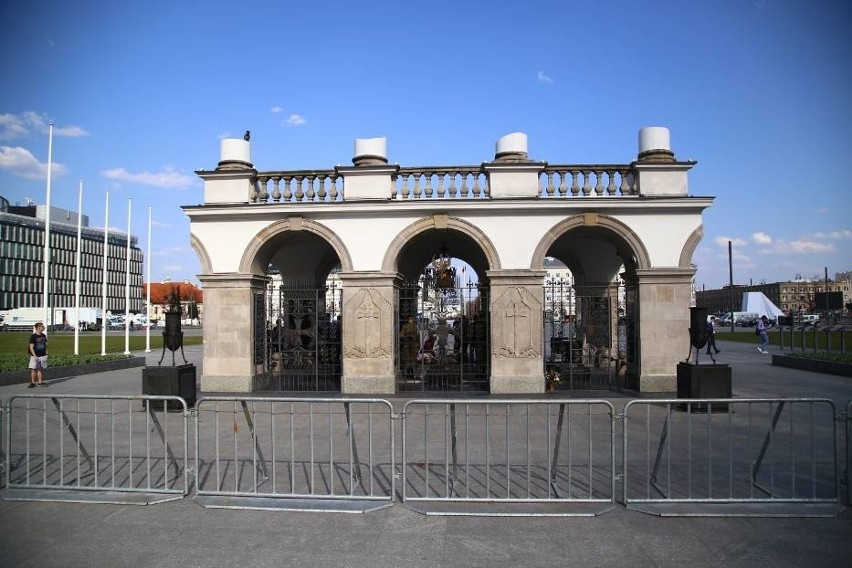 Przygotowania do obchodów 8. rocznicy katastrofy smoleńskiej. W centrum Warszawy rozstawiono barierki