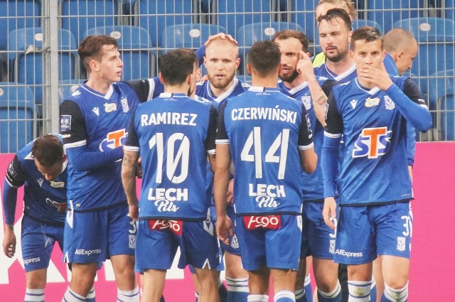 Lech Poznań pewnie pokonuje Wisłą Kraków 2:1, choć w końcówce lechici doprowadzili do lekkiej nerwówki.