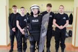 Wizyta uczniów ZSI w słupskiej Szkole Policji. Młodzież wzięła udział w praktycznych zajęciach
