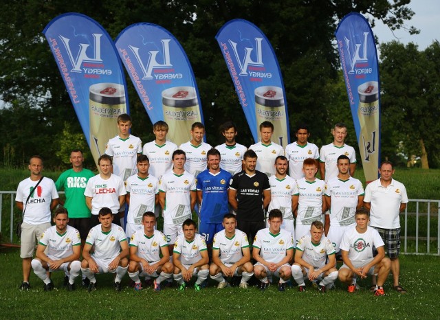 Lechia Tomaszów przed sezonem 2014/2015: Górny rząd od lewej: Krzysztof Łazowski, Kamil Cyran, Łukasz Matuszczyk, Bartosz Broniarek, Andrzej  Dolot, Jardel, Kacper Rakowski. Środkowy rząd: Andrzej Dec(trener), Dariusz Rogulski (asystent), Marcin Pilecki (masażysta), Michał Iwańczuk, Michał Wiejak, Michał Chachuła, Artur Holewiński, Mateusz Milczarek, Adrian Niemiec, Maciej Prusinowski, Ryszard Juda (kierownik). Dolny rząd: Da- niel Szymczyk, Dawid Stańdo, Klaudiusz Król, Marcin Mirecki, Daniel Potakowski, Michał Tonowicz, Mateusz Matysiak, Maciej Witczak