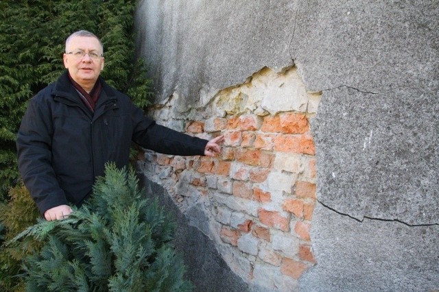 Proboszcz Andrzej Hanich i parafianie z Prószkowa od lat prosili o pieniądze na umocnienie muru i skarpy, na której stoi ich kościół.
