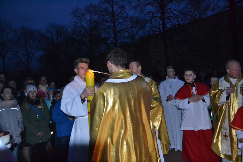 Liturgia Wigilii Paschalnej: święcenie ognia w Myszkowie ZDJĘCIA