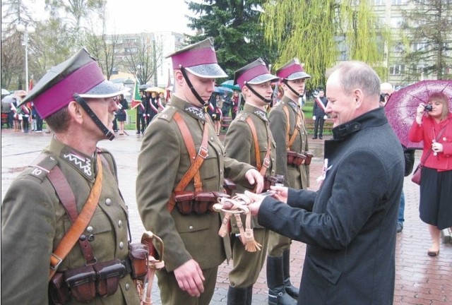 Jedną z czterech szabel wręczył sokólskim ułanom Stanisław Małachwiej, burmistrz Sokółki