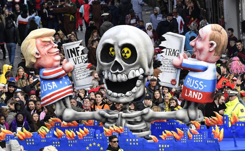 Niemcy: Karnawał w Dusseldorfie 2019 ZDJĘCIA Karykatury polityków w korowodzie, m.in. Jarosław Kaczyński, Donald Trump i Theresa May