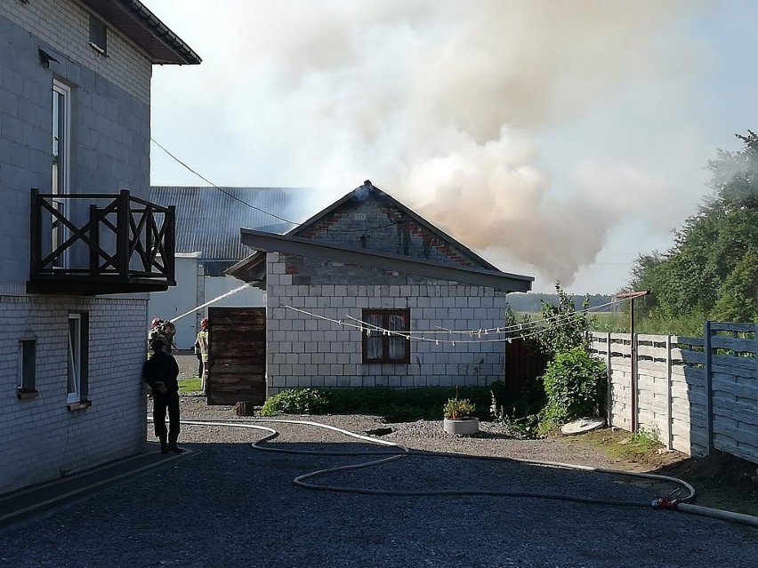 Budynek gospodarczy palił się w Woli Soleckiej Drugiej. Gasiło go pięć zastępów strażaków. Zobacz zdjęcia