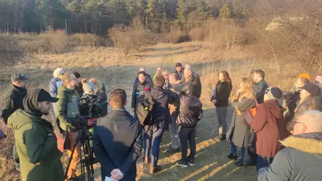 Mieszkańcy osiedla Podkarczówki protestują przeciwko zabudowie wzgórza Karczówki w Kielcach. Obawiają się, że radni nie uchwalą planu miejscowego zagospodarowania terenu, który może zablokować zamiary właścicieli działek.Zorganizowali w tej sprawie spotkanie.