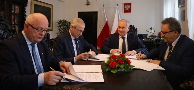 Wojewoda Pomorski podpisał dokumenty na dofinansowanie komunikacji w powiecie kartuskim