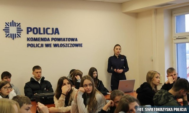 Podczas wizyty uczniów we włoszczowskiej komendzie policji