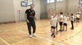 Fundacja Polsko-Litewska wraz z Młodymi Żubrami Białystok uczy dzieci gry w koszykówkę
