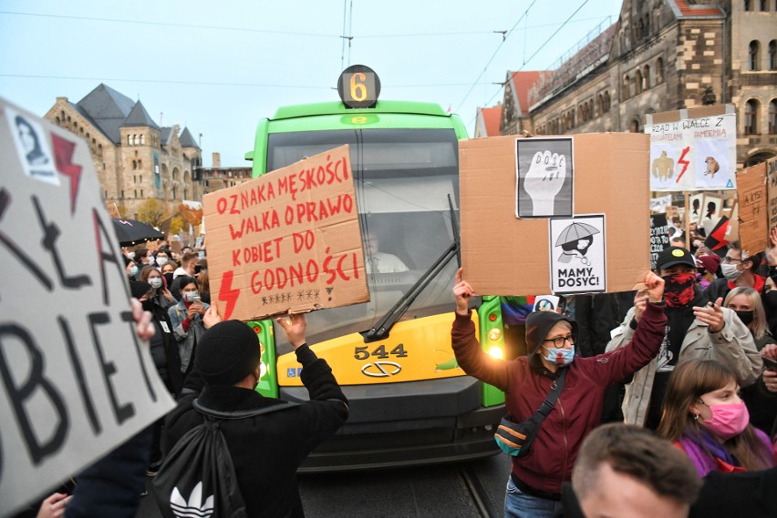 W środę uczestnicy protestów zablokowali skrzyżowanie ul....