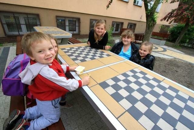 Na terenie szkoły każdy może się zrelaksować, grając na przykład w szachy czy warcaby 