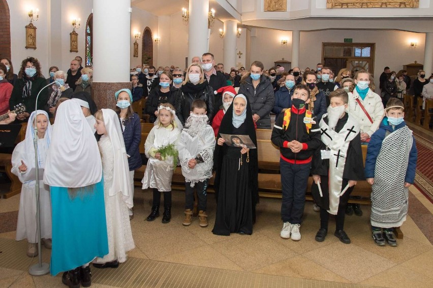 Piękna Niedziela ze Świętymi w kościele w Kielcach - Białogonie. Najmłodsi parafianie przebrali się za świętych i błogosławionych [ZDJĘCIA]