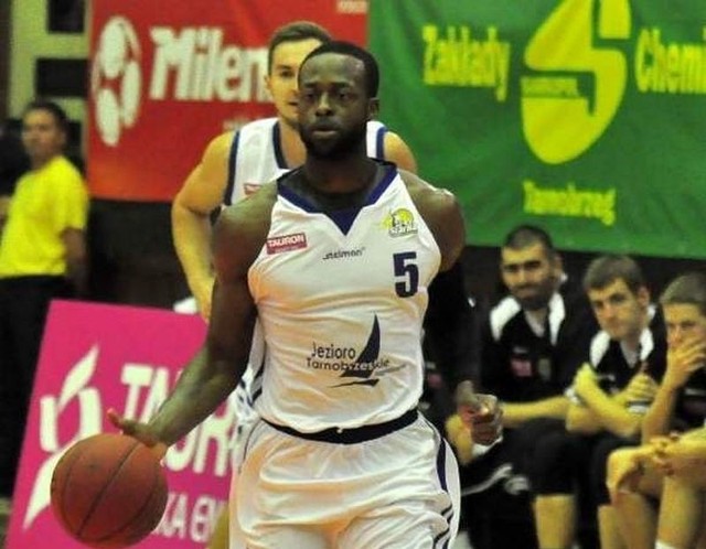 Koszykarze Jeziora Tarnobrzeg (z piłką Dominique Johnson), z tyłu Kacper Młynarski.