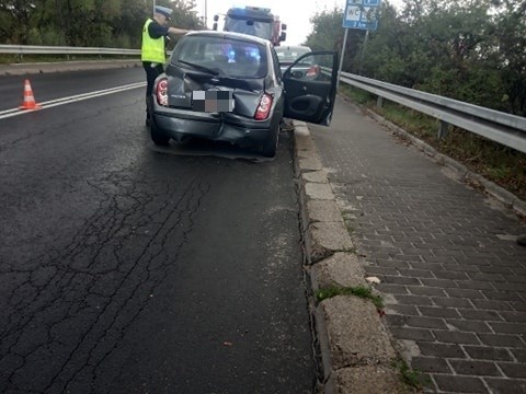 Zderzenie trzech samochodów w Opolu. Jedna osoba została przewieziona do szpitala 