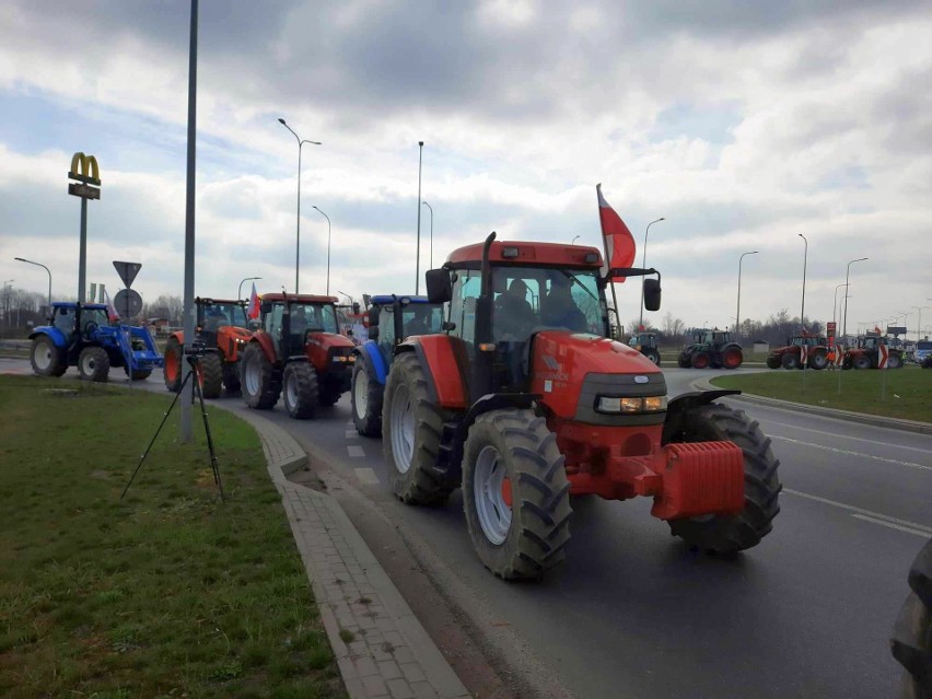 Trwa wielki protest rolników w Radomiu. Zablokowane są...