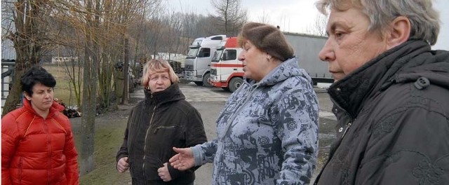 Tiry, na które skarżą się mieszkańcy Harty, stoją na posesji sąsiada. Ludzie twierdzą, że mimo zakazu nadal są tu myte.