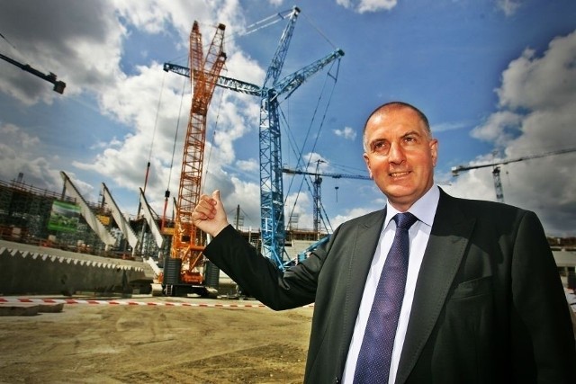 Prezydent Wrocławia Rafał Dutkiewicz prezentuje powstający stadion we Wrocławiu - wtedy jeszcze nie było pewne, że w tym miejscu odbędzie się Euro 2012