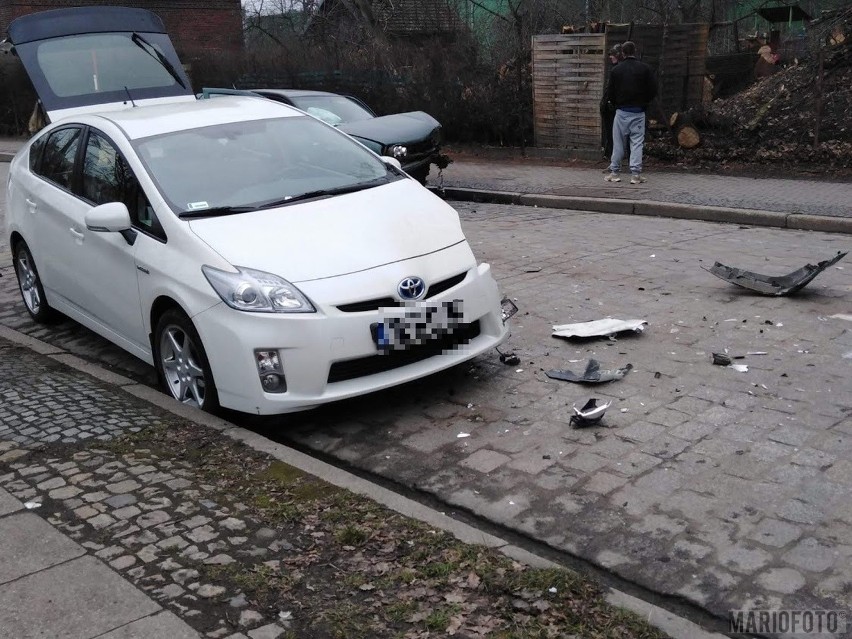 Zderzenie toyoty i volkswagena w Brzegu.