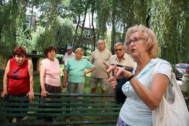 Pani Barbara (z prawej str.) ze wspólnoty mieszkaniowej przy ulicy Lipowej 37 wraz z innymi mieszkańcami bloku chce mieć ładniejsze podwórko przy bloku. Ale teren należy do miasta, wspólnota go nie wydzierżawiła.