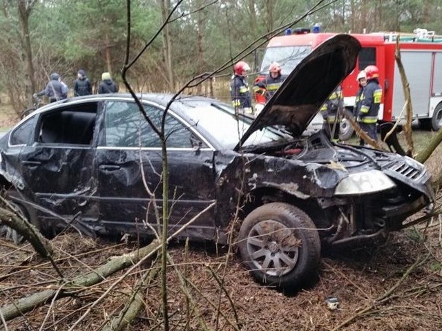 Policjanci sprawdzają, kto kierował porzuconym po wypadku autem