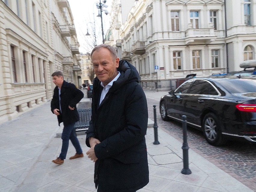 Donald Tusk przed łódzką Mediateką. W spotkaniu z byłym...