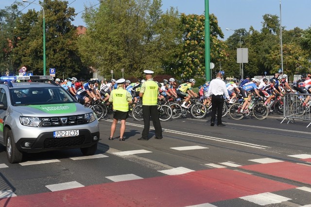 W Poznaniu trwa wielki wyścig kolarski, ale choć ulica Bukowska jest zamknięta dla ruchu, zbyt wielkich utrudnień na razie nie ma. Przejdź do kolejnego zdjęcia --->