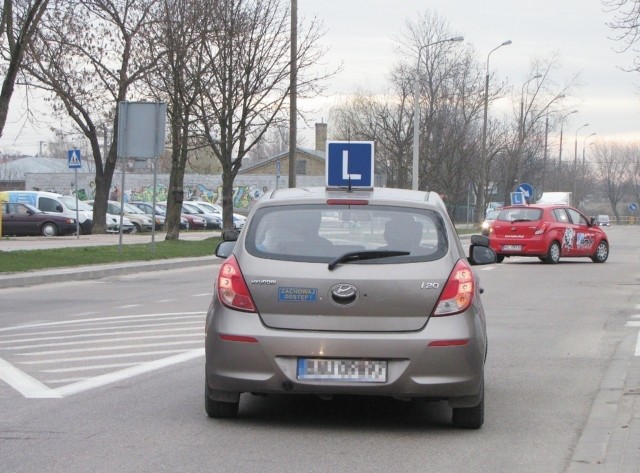 Mieszkańcy Sejneńszczyzny zdają egzaminy na prawo jazdy w Suwałkach. Muszą pokonać 30-kilometrową trasę, by ćwiczyć jazdę na trasie, gdzie będą zaliczać.