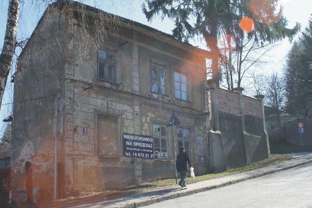 Kamienica przy ul. Tatarskiej w starej części miasta,  przedstawia opłakany widok.