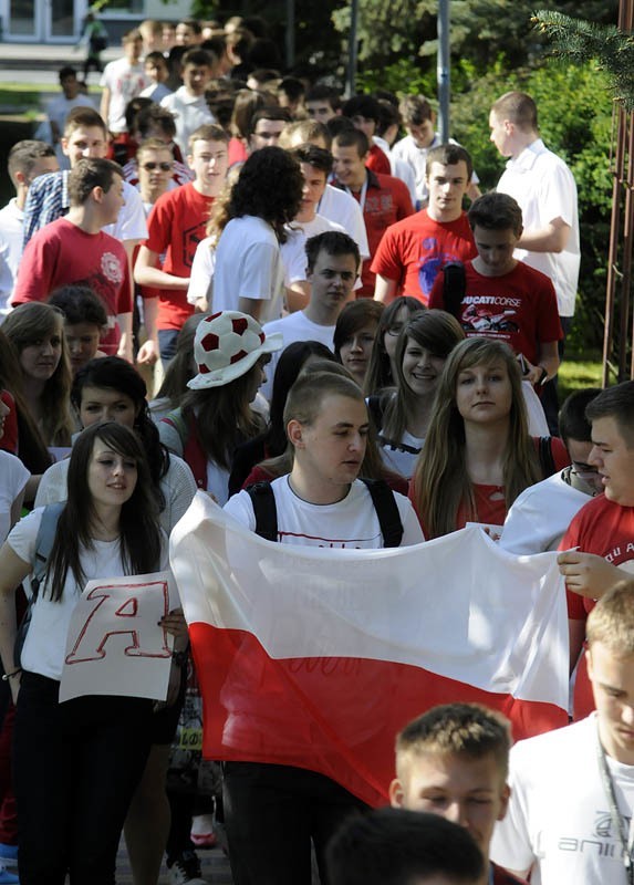 Biało-czerwona flaga wokół Elektronika